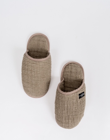 Closed-toe waffle linen slippers