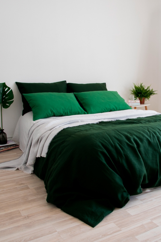 Featured image of post Bedroom Dark Green Bedding / The major focal point in this room is the incredible geometric moulding applied to the walls, which are then painted in this deep forest green.
