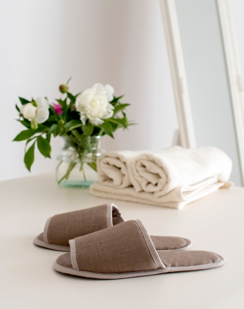 Open linen indoor bath slippers