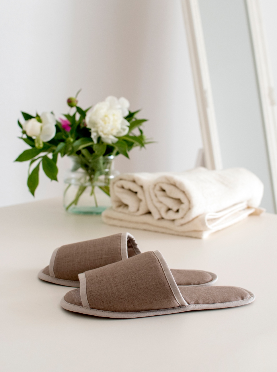 Open linen indoor bath slippers