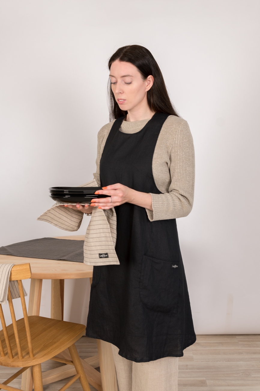 Rounded cross back apron in black