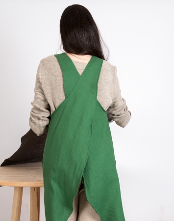 Rounded cross back apron in green