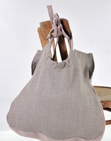 Rounded linen bag with adjustable handles