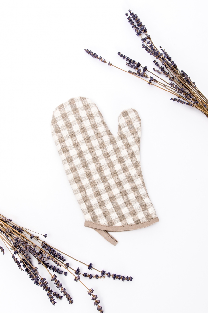 Set of 2 natural linen oven mittens with check pattern