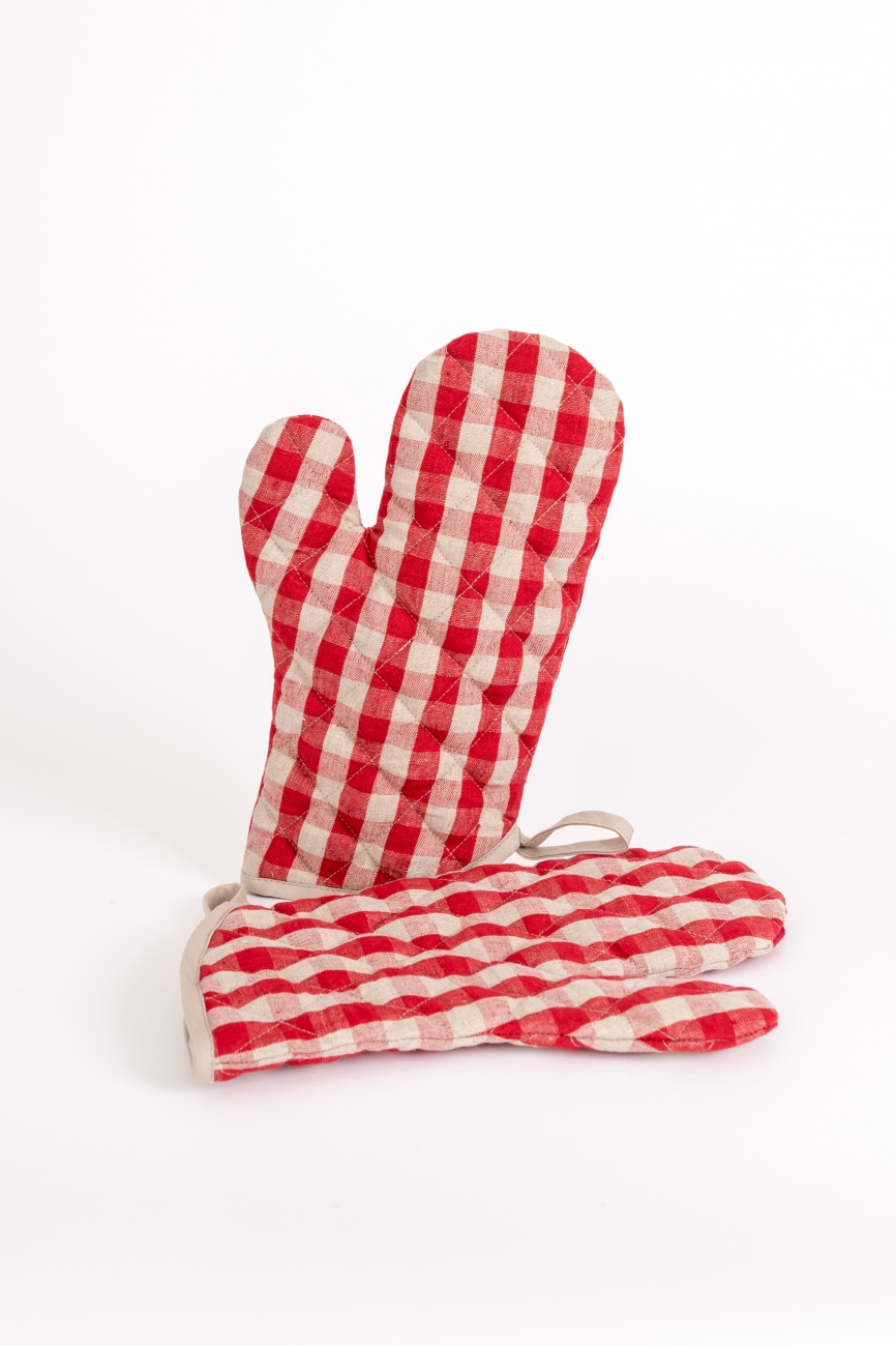 Set of 2 red linen oven mittens with gingham check pattern