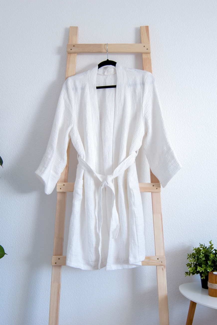 Short white waffle linen bathrobe