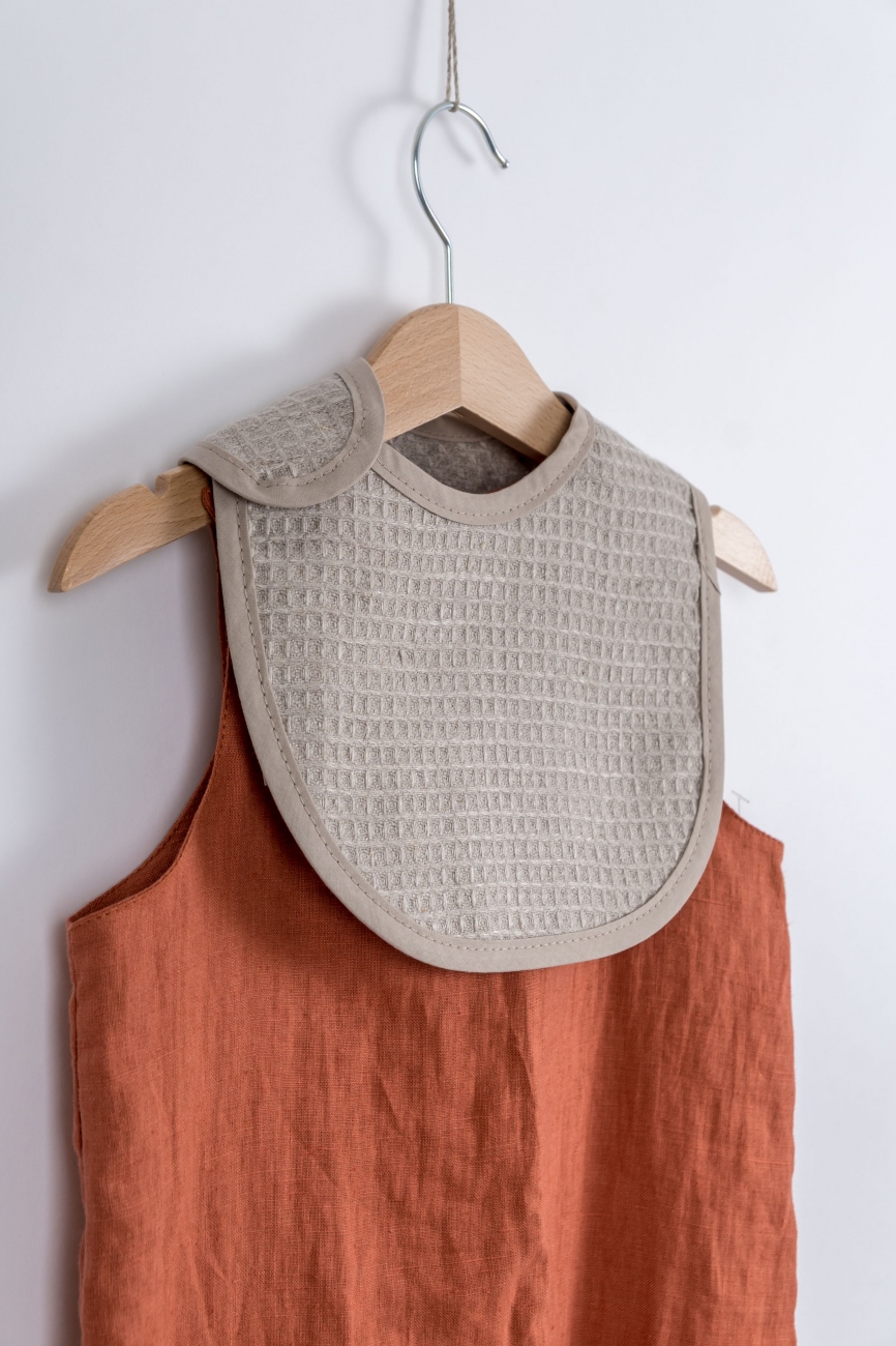 Unisex waffle linen bib in natural color