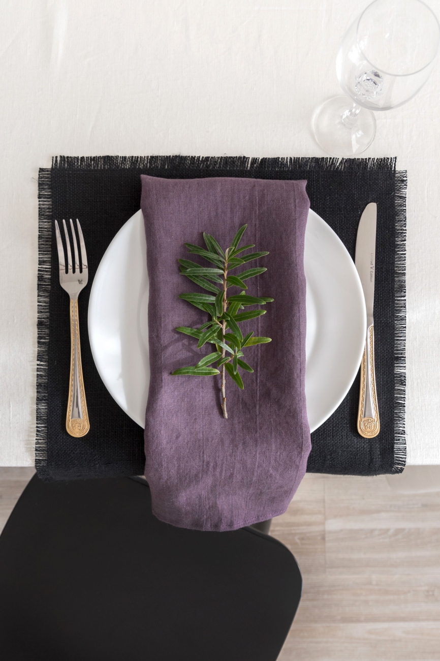 Wahed linen napkins in plum