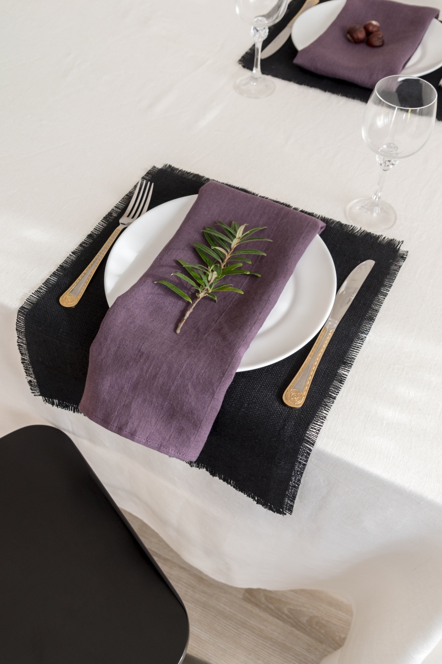 Wahed linen napkins in plum